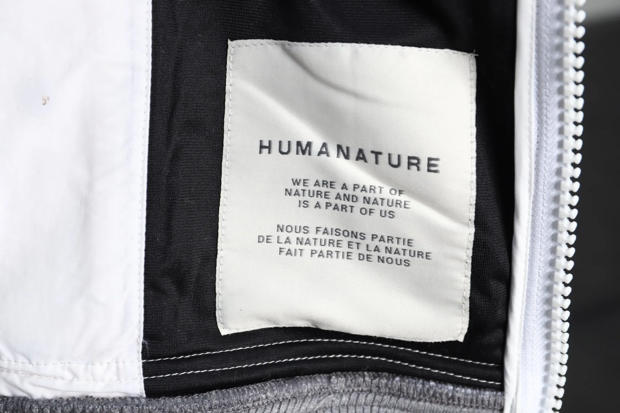 P640 Big Goose White Label Cashmere Vest Canada Goose Canada Goose Humanature Series Ski Season White Label Warm, Windproof, Breathable, Soft Solid Color Stand Collar Logo Label Zipper Casual Sleeveless Vest Mersey Solid Color Stand Collar Fitted Sleeveless Vest Exclusive Customized Wool Fabric Compare only with ZP There is no need to elaborate on the popularity of this season’s new style. The fabric is warm and comfortable long plush and easy to put on and take off. High-tech breathable space cotton liner makes the whole dress very stiff. At the same time, it is soft, comfortable and lightweight. Breathable, soft, not sweaty, lightweight, stylish, and not deformed. The iconic double-striped reflective strips are designed behind the collar and hat. No detail is missed. High-density goose badge. All threaded accessories are customized. Three colors to choose from. Each one is super western. The upper body effect is very high-end. The loose version is not bloated at all. It is quite fashionable. It can be said to be a very unique design. This year's must-have style is the same for men and women🔥 Color: light gray dark gray Khaki